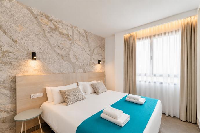 Bright modern bedroom with a comfortable double bed. . - Ereza Residence 1.4 . (Photo Gallery) }}
