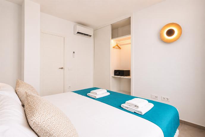 Double bedroom with A/C . - Ereza Residence 2.3 . (Photo Gallery) }}