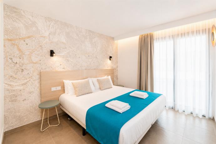 Double bedroom with A/C . - Ereza Residence 3.1 . (Photo Gallery) }}