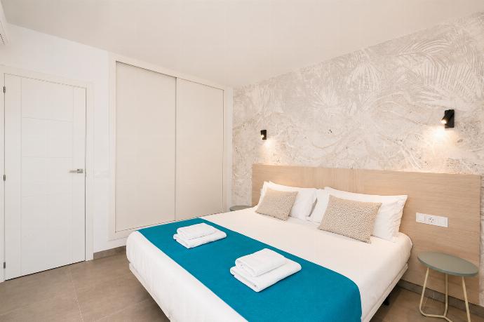 Double bedroom with A/C . - Ereza Residence 3.1 . (Photo Gallery) }}