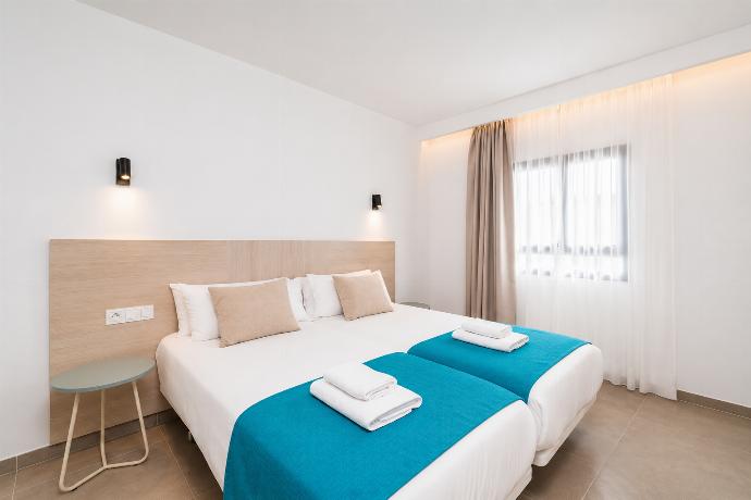 Twin bedroom with A/C . - Ereza Residence 3.2 . (Photo Gallery) }}