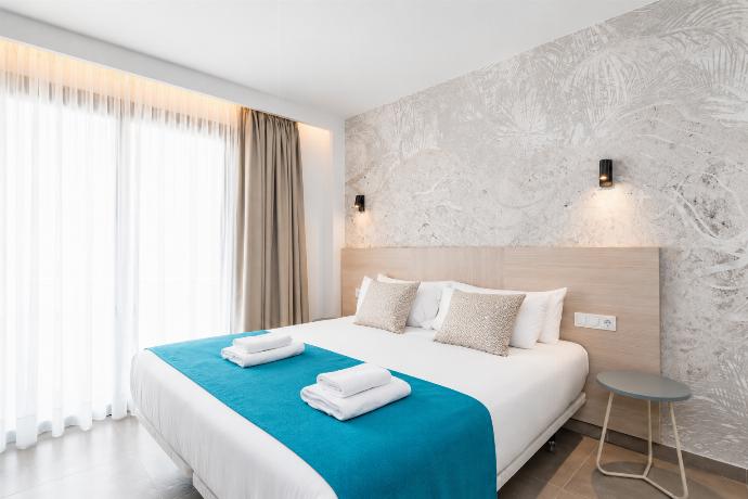Double bedroom with A/C . - Ereza Residence 3.2 . (Photo Gallery) }}