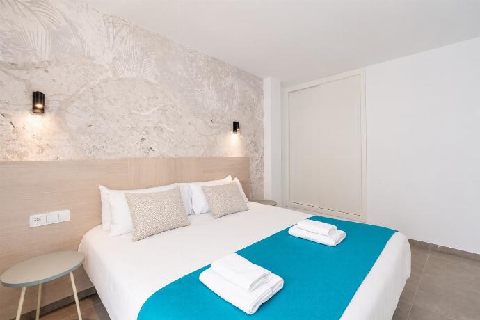 Double bedroom with A/C . - Ereza Residence 3.2 . (Photo Gallery) }}