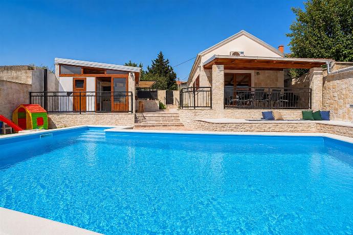  . - Villa Ika . (Photo Gallery) }}