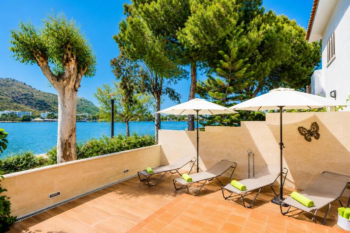  . - Villa Isleta . (Photo Gallery) }}