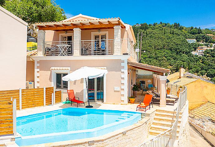 Beautiful villa with private infinity pool and terrace with sea views . - Villa Frosso . (Photo Gallery) }}