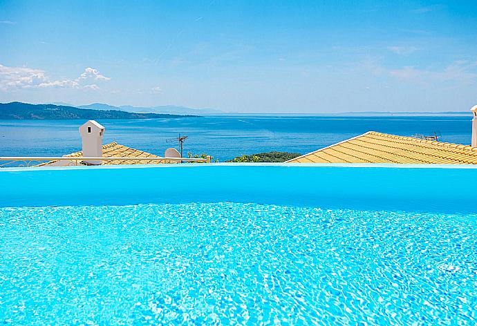Private infinity pool and terrace with sea views . - Villa Frosso . (Photo Gallery) }}