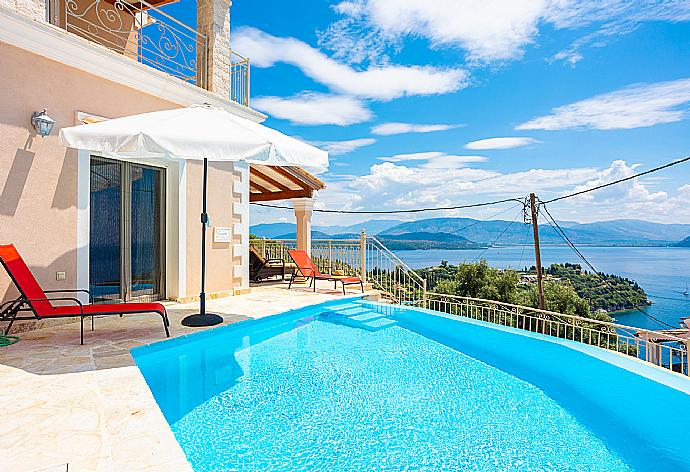 Beautiful villa with private infinity pool and terrace with sea views . - Villa Frosso . (Galería de imágenes) }}