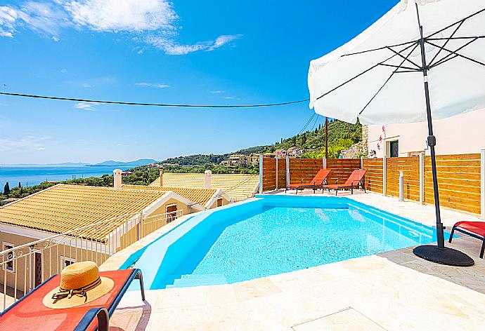Private infinity pool and terrace with sea views . - Villa Frosso . (Галерея фотографий) }}