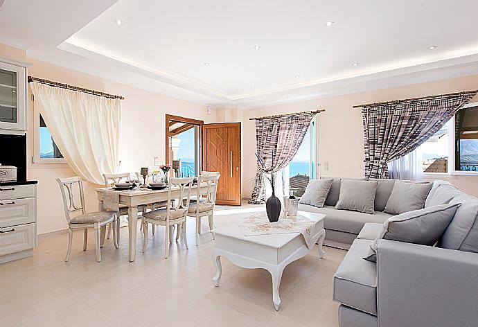 Open-plan living room with sofas, dining area, kitchen, A/C, WiFi internet, satellite TV, DVD player, and terrace access with sea views . - Villa Frosso . (Galleria fotografica) }}