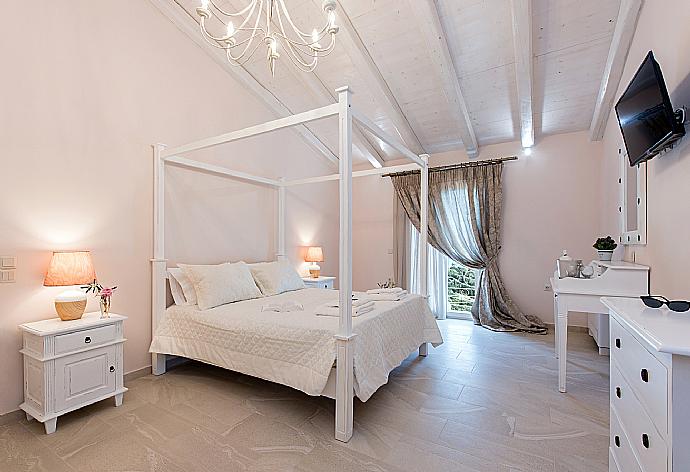 Double bedroom with A/C and TV . - Villa Frosso . (Photo Gallery) }}