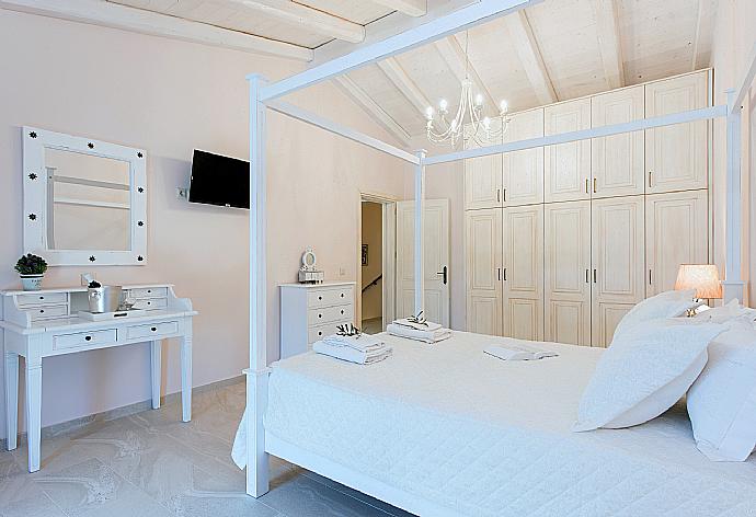 Double bedroom with A/C and TV . - Villa Frosso . (Photo Gallery) }}