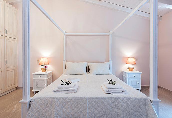 Double bedroom with A/C and TV . - Villa Frosso . (Galleria fotografica) }}