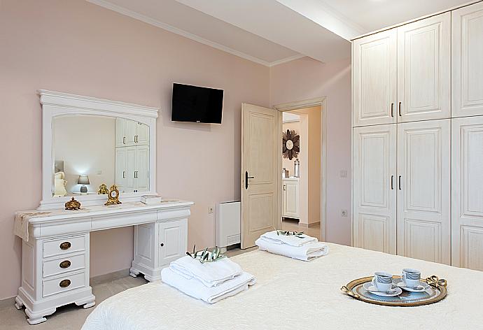 Double bedroom with A/C and TV . - Villa Frosso . (Galleria fotografica) }}