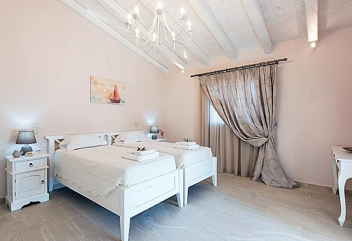 Twin bedroom with A/C and TV . - Villa Frosso . (Photo Gallery) }}