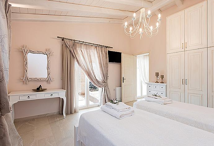 Twin bedroom with A/C and TV . - Villa Frosso . (Photo Gallery) }}