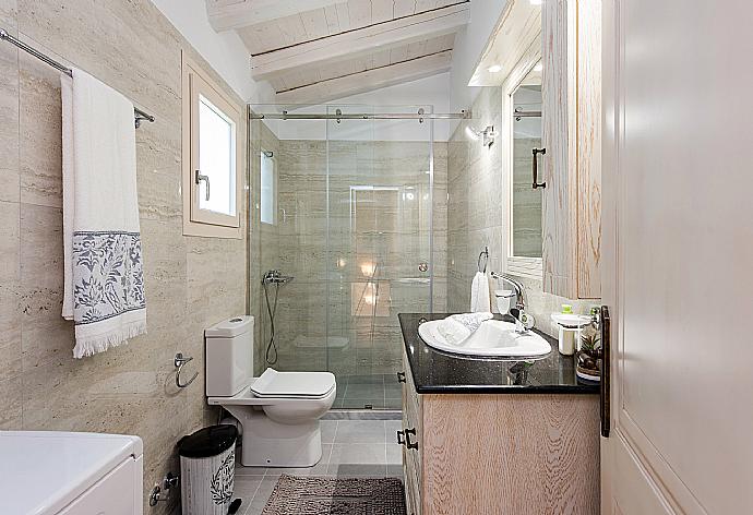 Family bathroom with shower . - Villa Frosso . (Fotogalerie) }}