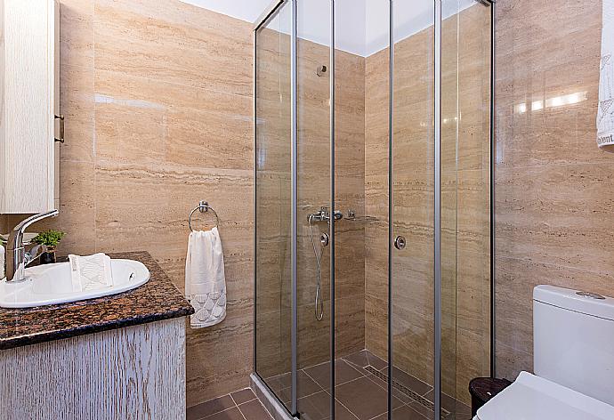 Family bathroom with shower . - Villa Frosso . (Fotogalerie) }}