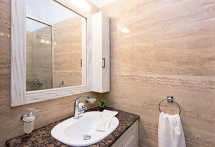 Family bathroom with shower . - Villa Frosso . (Galerie de photos) }}