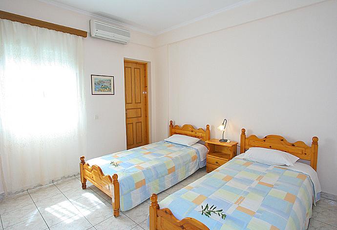 Twin bedroom with A/C . - Dolphin House . (Galería de imágenes) }}