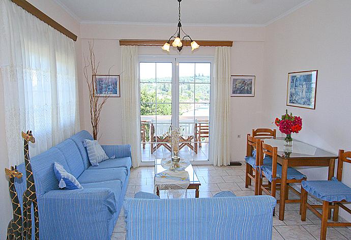 Living room with WiFi and TV . - Dolphin House . (Fotogalerie) }}