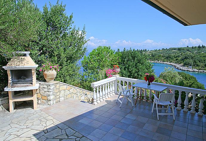 Terrace area with views and bbq . - Dolphin House . (Galería de imágenes) }}