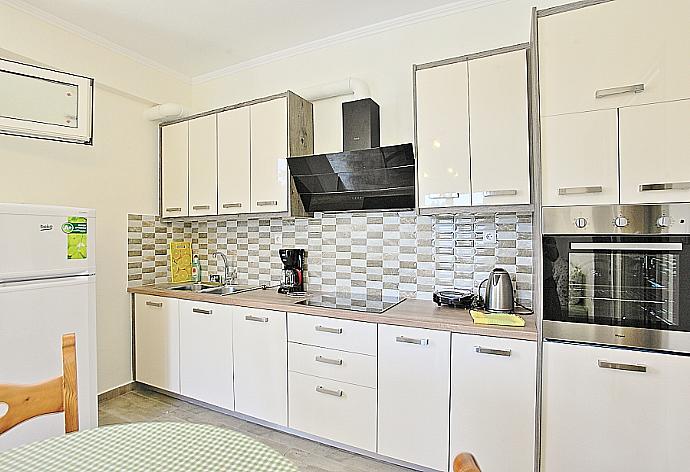 Equipped kitchen and dining area . - Dolphin House . (Galerie de photos) }}