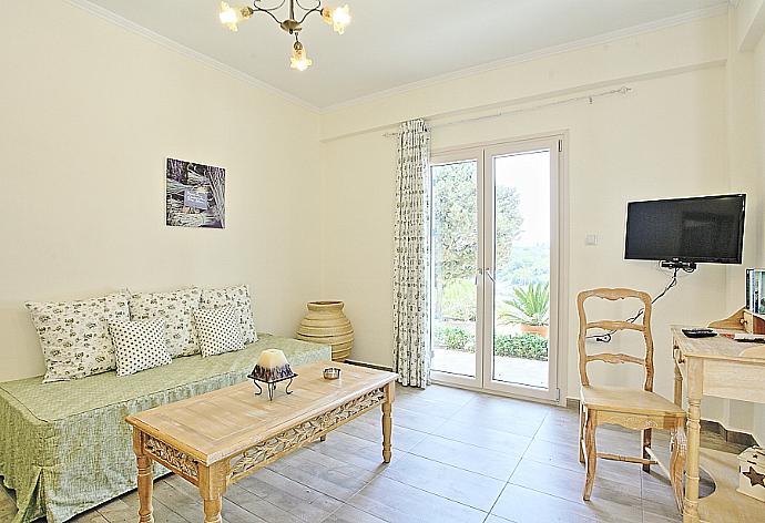 Living area with WiFi and TV . - Dolphin House . (Fotogalerie) }}