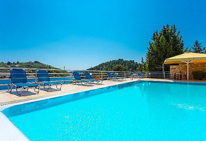 Private pool and terrace with panoramic sea views . - Dolphin House . (Galería de imágenes) }}