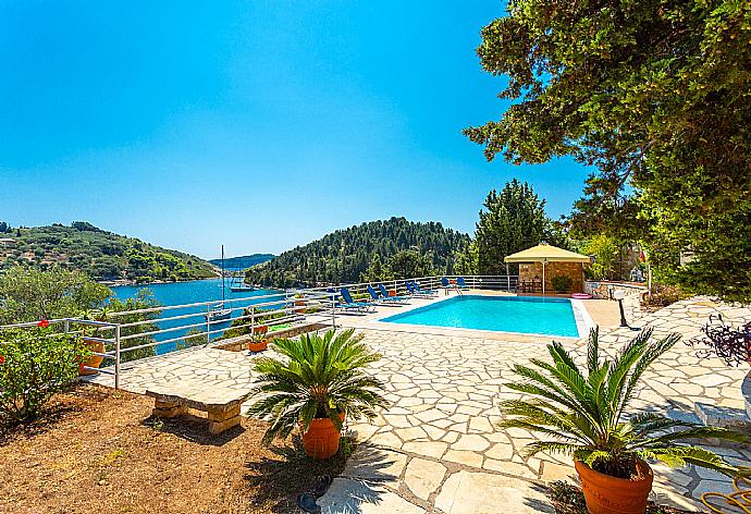 Private pool and terrace with panoramic sea views . - Dolphin House . (Fotogalerie) }}