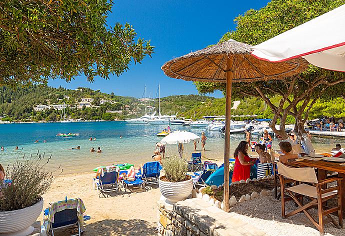 Taverna at Moggonisi Beach . - Dolphin House . (Fotogalerie) }}