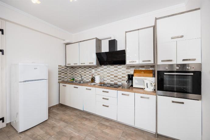 Ground floor: equipped kitchen . - Dolphin House . (Photo Gallery) }}