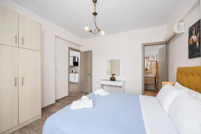 Ground floor: double bedroom with en suite bathroom and A/C . - Dolphin House . (Photo Gallery) }}