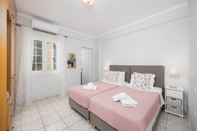 First floor: twin bedroom with en suite bathroom and A/C . - Dolphin House . (Photo Gallery) }}
