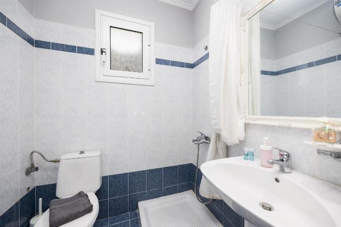 First floor: en suite bathroom with shower . - Dolphin House . (Photo Gallery) }}