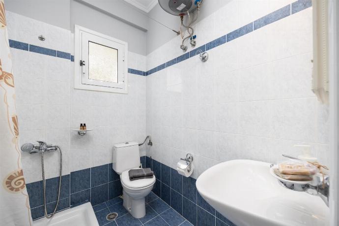 First floor: family bathroom with shower . - Dolphin House . (Photo Gallery) }}