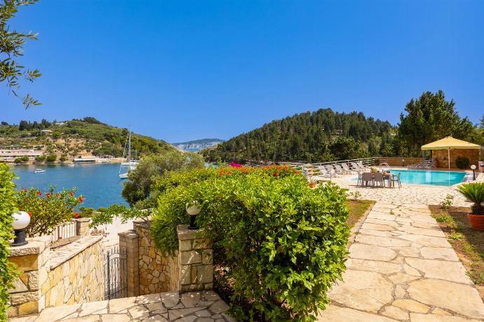 Entrance to villa . - Dolphin House . (Photo Gallery) }}