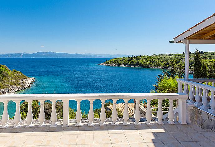 Private terrace with sea views . - Dolphin Villa 3 . (Fotogalerie) }}