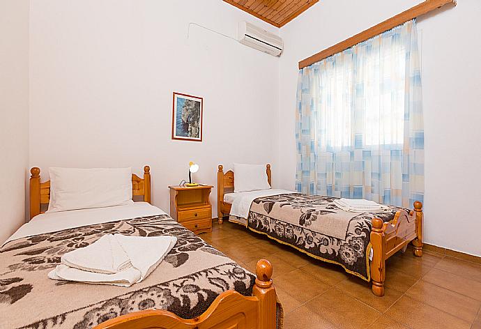 Twin bedroom with A/C . - Dolphin Villa 3 . (Fotogalerie) }}