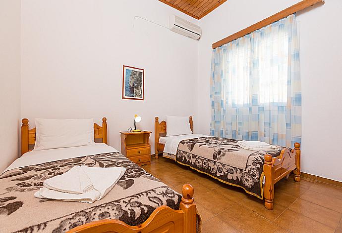 Twin bedroom with A/C . - Dolphin Villa 3 . (Галерея фотографий) }}