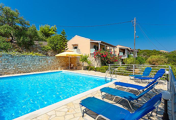 Beautiful villa with private terrace, shared pool, and panoramic sea views . - Dolphin Villa 3 . (Галерея фотографий) }}