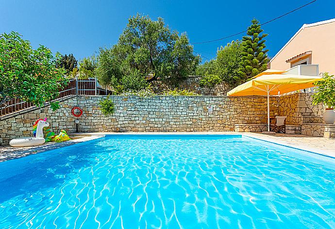 Shared pool with panoramic sea views . - Dolphin Villa 3 . (Галерея фотографий) }}