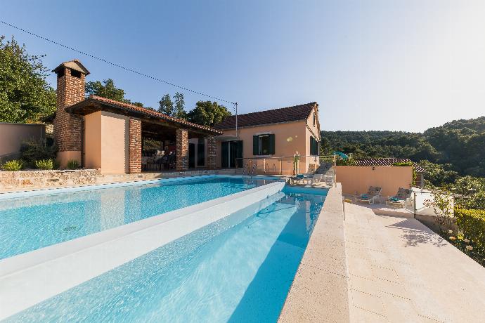 Beautiful villa with a spacious swimming pool and sun terrace.