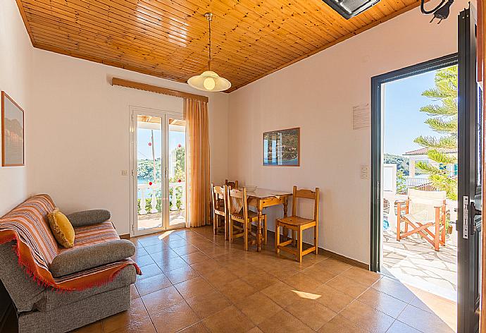 Open-plan living room with sofa, dining area, kitchen, WiFi Internet, TV, and terrace and balcony access . - Dolphin Villa 1 . (Galleria fotografica) }}