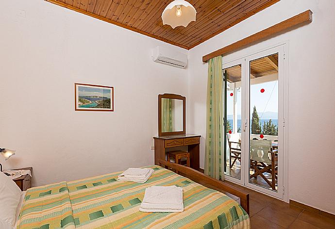 Double bedroom with A/C and balcony access . - Dolphin Villa 1 . (Fotogalerie) }}