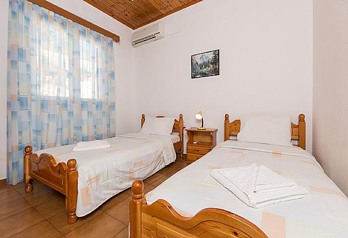 Twin bedroom with A/C . - Dolphin Villa 1 . (Fotogalerie) }}