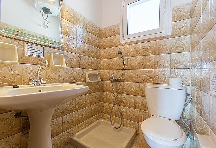 Family bathroom with shower . - Dolphin Villa 1 . (Fotogalerie) }}