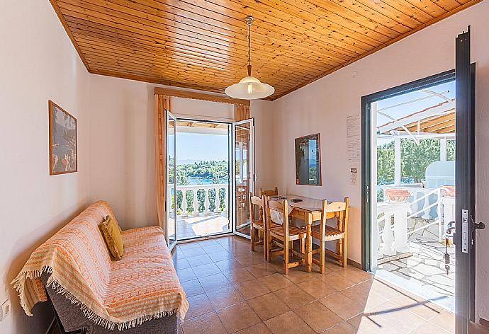 Open-plan living room with sofa, dining area, kitchen, WiFi internet, TV, and terrace and balcony access with sea views . - Dolphin Villa 2 . (Galleria fotografica) }}