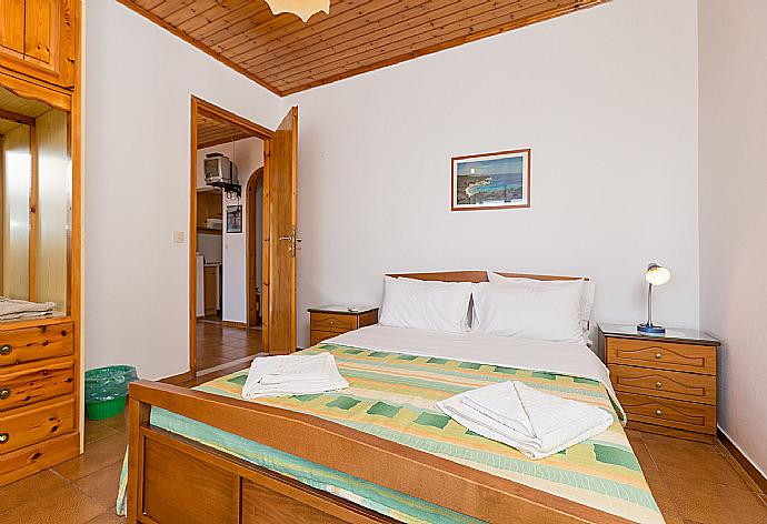 Double bedroom with A/C and balcony access with sea views . - Dolphin Villa 2 . (Galleria fotografica) }}