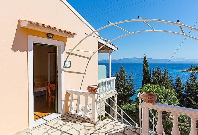 Terrace area with sea views . - Dolphin Villa 2 . (Galería de imágenes) }}